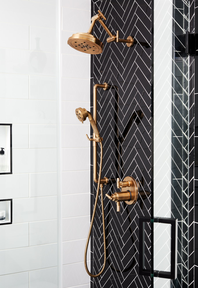 Immagine di una stanza da bagno classica con pareti nere