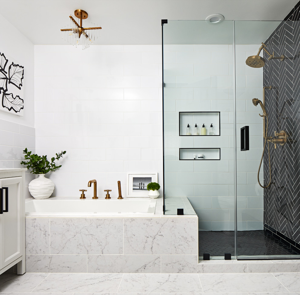ワシントンD.C.にあるトランジショナルスタイルのおしゃれなマスターバスルーム (ドロップイン型浴槽、黒いタイル、モノトーンのタイル、白いタイル、白い壁、グレーの床) の写真