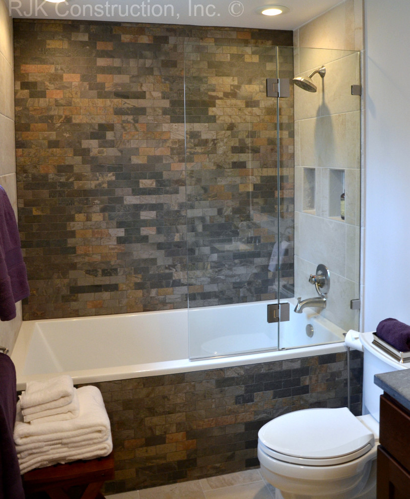 Inspiration pour une salle de bain principale design en bois foncé de taille moyenne avec un lavabo encastré, un placard à porte shaker, une baignoire posée, un combiné douche/baignoire, WC séparés, un carrelage gris, un carrelage de pierre et un mur blanc.