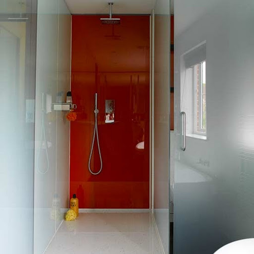 Idee per una grande stanza da bagno contemporanea con piastrelle rosse, piastrelle bianche, doccia alcova, lastra di vetro, pavimento in cemento, pavimento bianco e porta doccia a battente