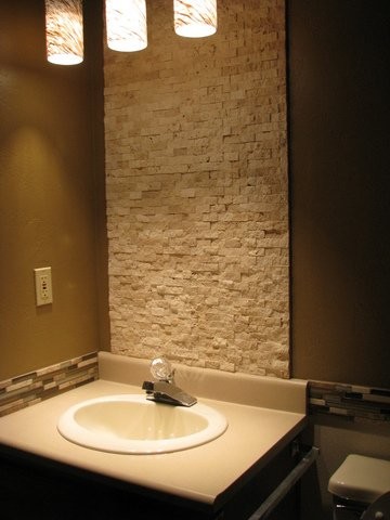 Bild på ett litet vintage badrum med dusch, med beige kakel och stenkakel