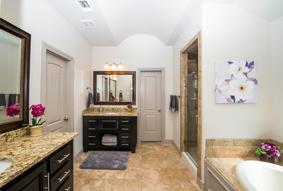 Modernes Badezimmer En Suite mit schwarzen Schränken, Granit-Waschbecken/Waschtisch, Einbaubadewanne, Duschnische, beigen Fliesen, Steinfliesen, weißer Wandfarbe und Keramikboden in Austin