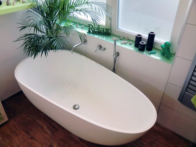 Modelo de cuarto de baño principal minimalista de tamaño medio con bañera exenta