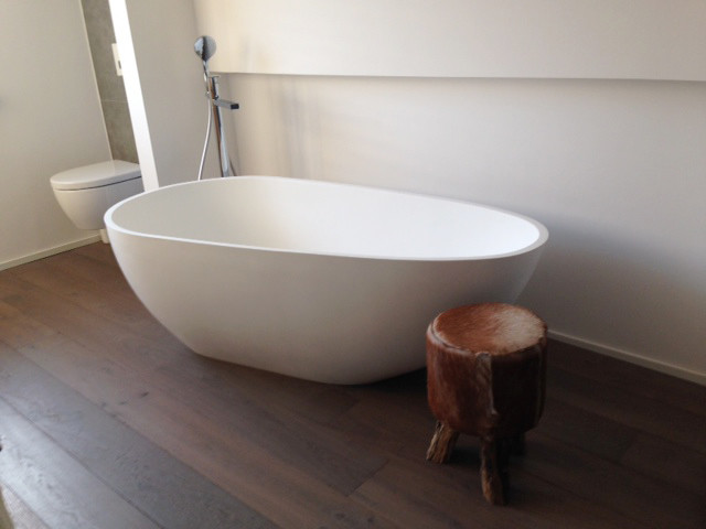 Ispirazione per una stanza da bagno padronale moderna di medie dimensioni con vasca freestanding