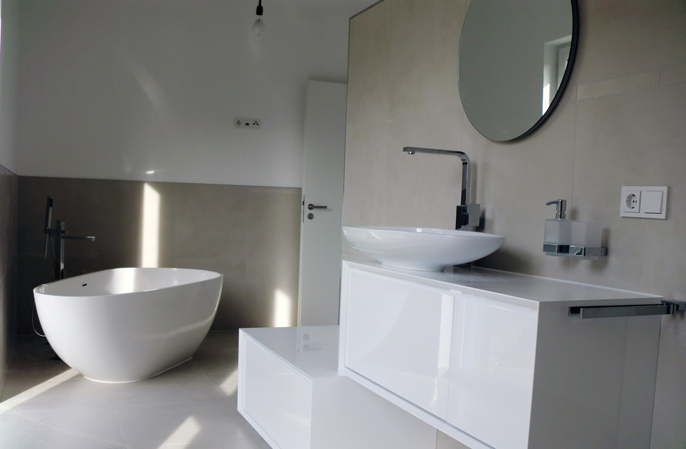 Exempel på ett mellanstort modernt en-suite badrum, med ett fristående badkar