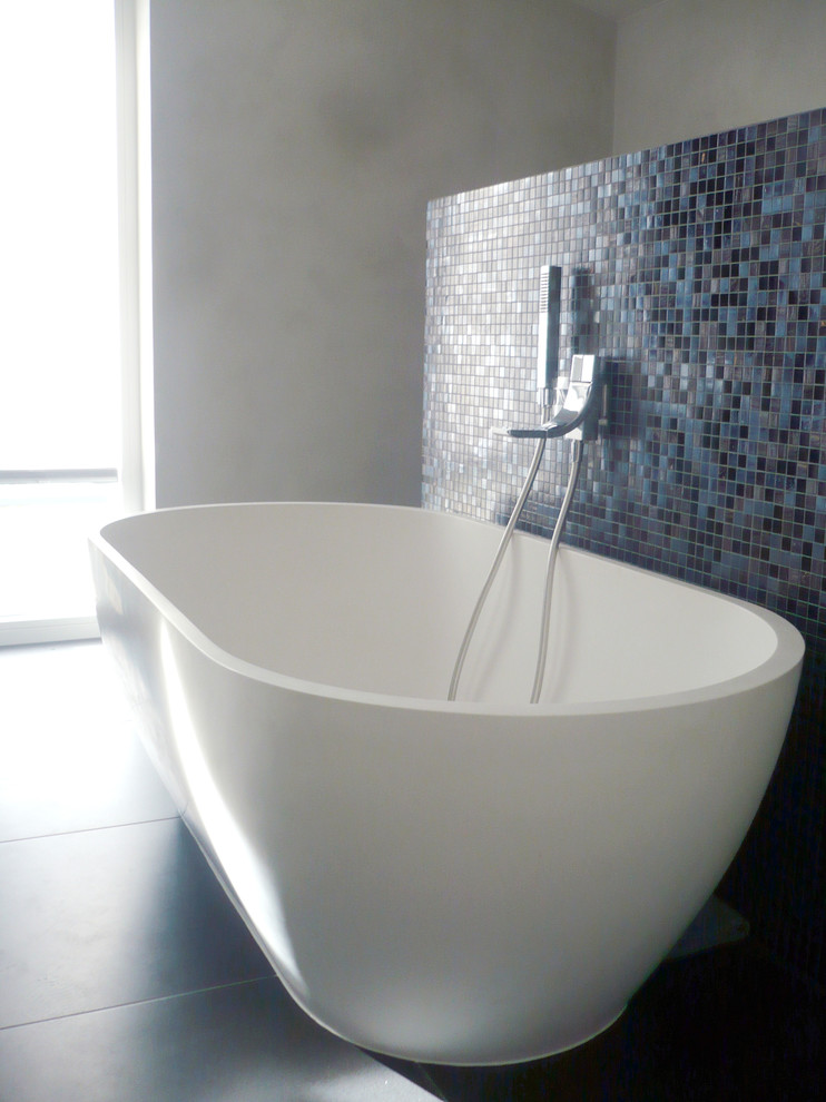 Ejemplo de cuarto de baño minimalista de tamaño medio con bañera exenta
