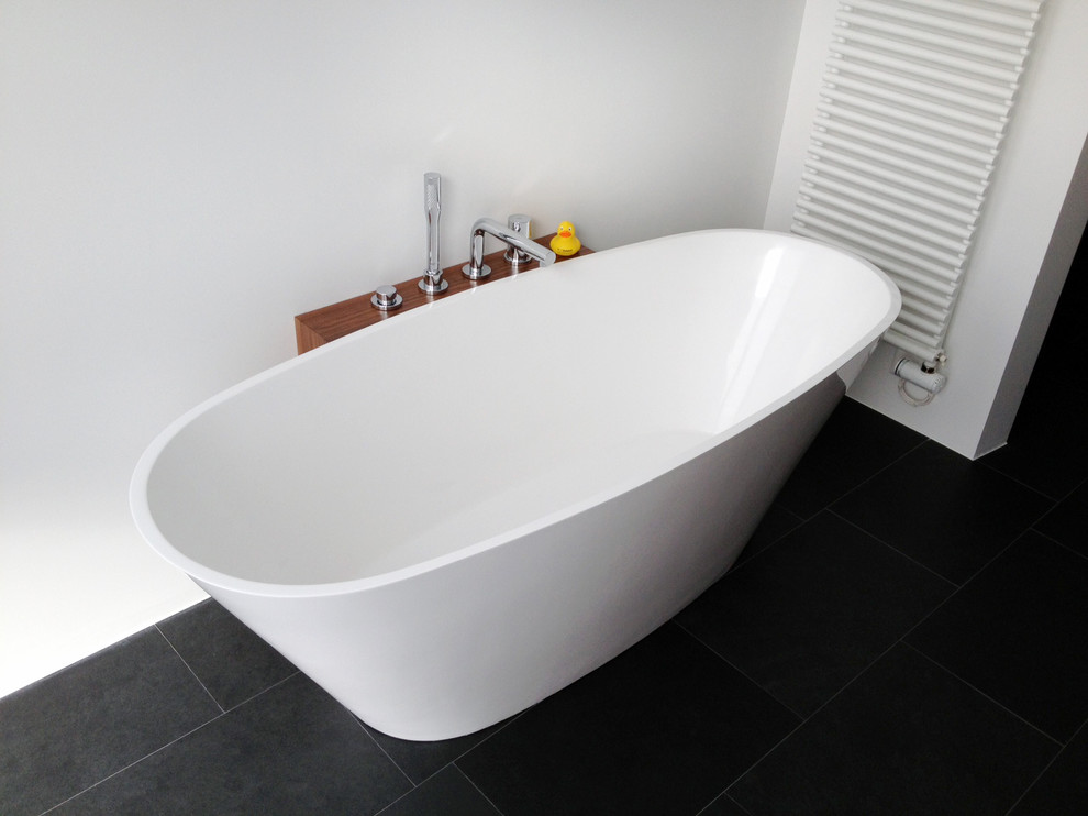 Modern inredning av ett mellanstort en-suite badrum, med ett fristående badkar