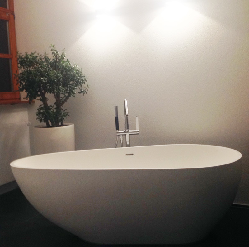 Idee per una stanza da bagno padronale minimalista di medie dimensioni con vasca freestanding