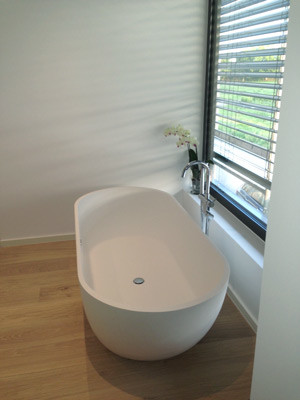 Foto på ett mellanstort funkis en-suite badrum, med ett fristående badkar