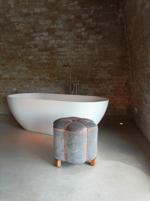 Idées déco pour une salle de bain principale moderne de taille moyenne avec une baignoire indépendante.
