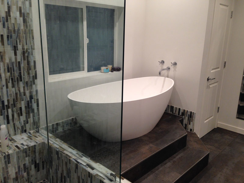 Inspiration för mellanstora moderna en-suite badrum, med ett fristående badkar
