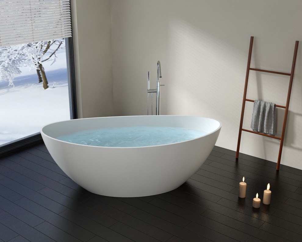 На фото: главная ванная комната среднего размера в стиле модернизм с отдельно стоящей ванной