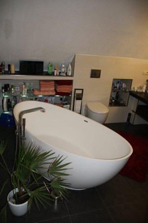 Inspiration för mellanstora moderna en-suite badrum, med ett fristående badkar