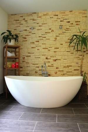 Idée de décoration pour une salle de bain principale minimaliste de taille moyenne avec une baignoire indépendante.