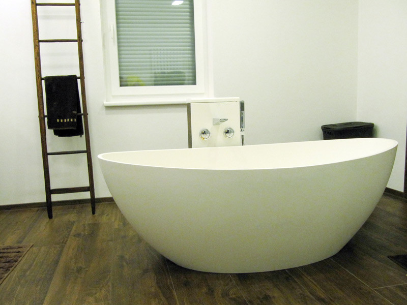Réalisation d'une salle de bain principale minimaliste de taille moyenne avec une baignoire indépendante.