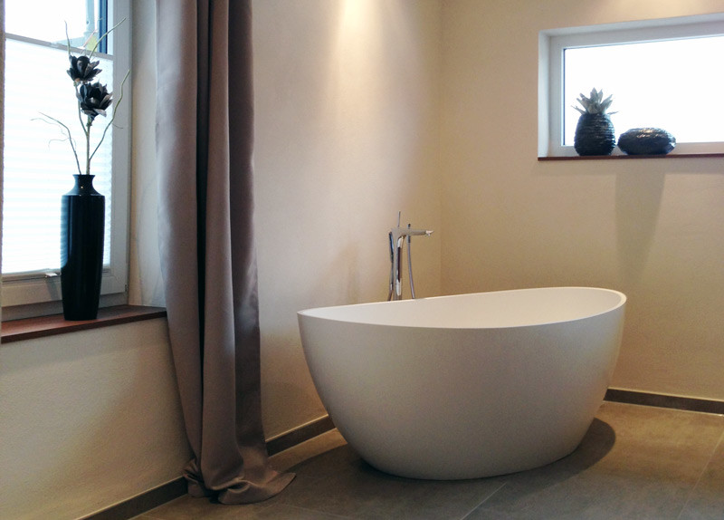 Diseño de cuarto de baño principal moderno de tamaño medio con bañera exenta