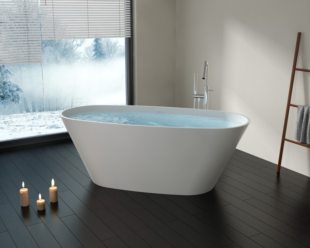 Foto på ett mellanstort funkis en-suite badrum, med ett fristående badkar
