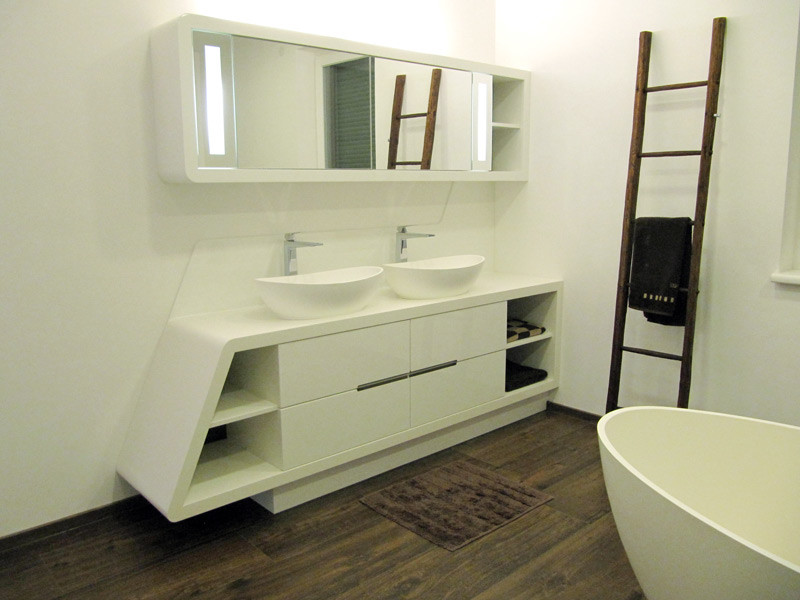 Immagine di una piccola stanza da bagno padronale moderna con lavabo a bacinella
