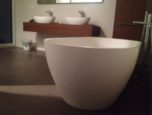 Photo of a small modern ensuite bathroom in San Francisco with a vessel sink.