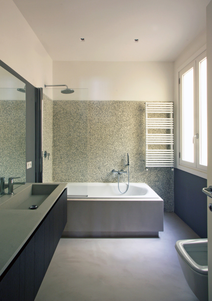 Idéer för ett mellanstort modernt en-suite badrum, med ett nedsänkt handfat, möbel-liknande, skåp i mörkt trä, bänkskiva i betong, ett platsbyggt badkar, en vägghängd toalettstol, grå kakel, mosaik, grå väggar och betonggolv