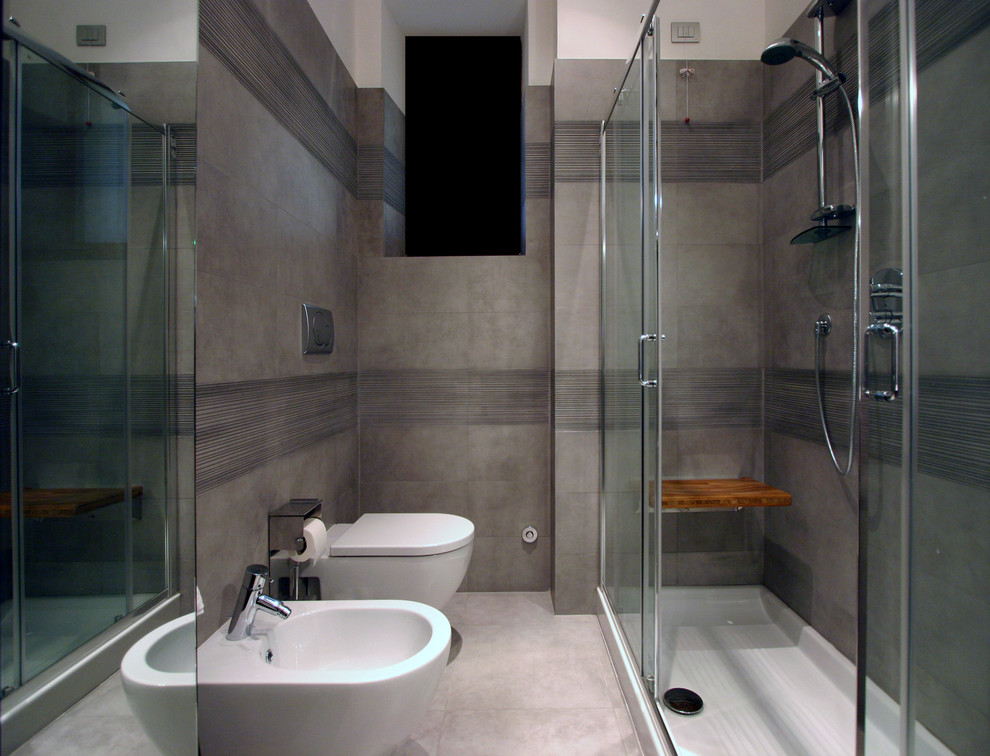 Aménagement d'une salle de bain principale contemporaine en bois foncé de taille moyenne avec un lavabo posé, un placard en trompe-l'oeil, une baignoire posée, une douche d'angle, WC suspendus, un carrelage gris, des carreaux de céramique, un mur gris et sol en béton ciré.