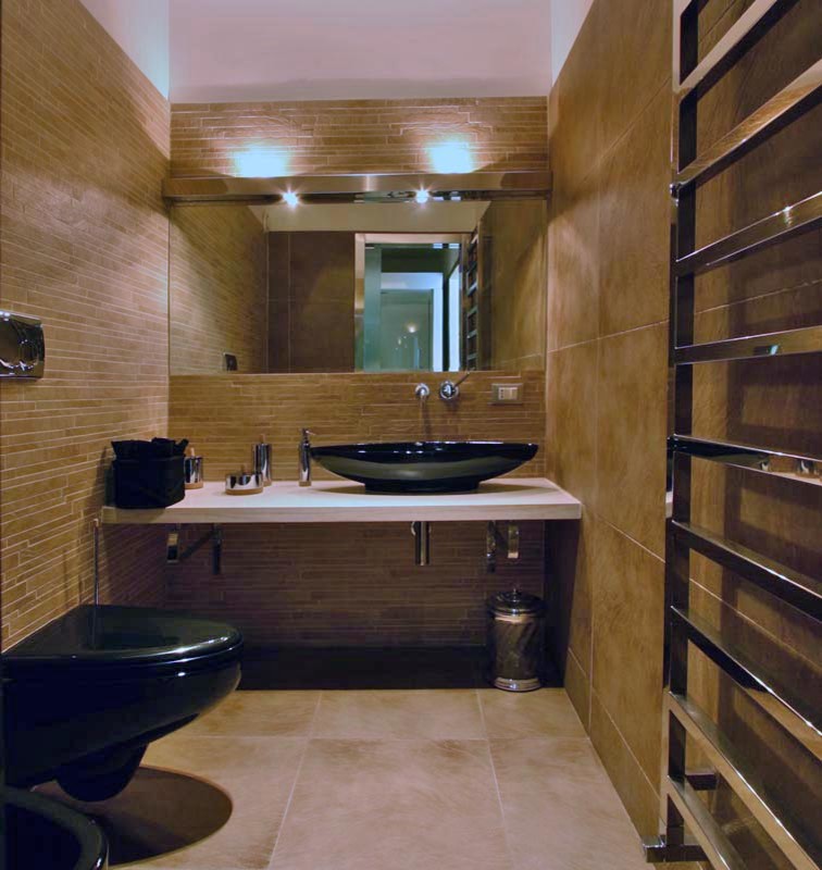 Idéer för ett stort modernt en-suite badrum, med ett nedsänkt handfat, öppna hyllor, vita skåp, bänkskiva i kvarts, en dusch i en alkov, en vägghängd toalettstol, beige kakel, keramikplattor, beige väggar och klinkergolv i keramik
