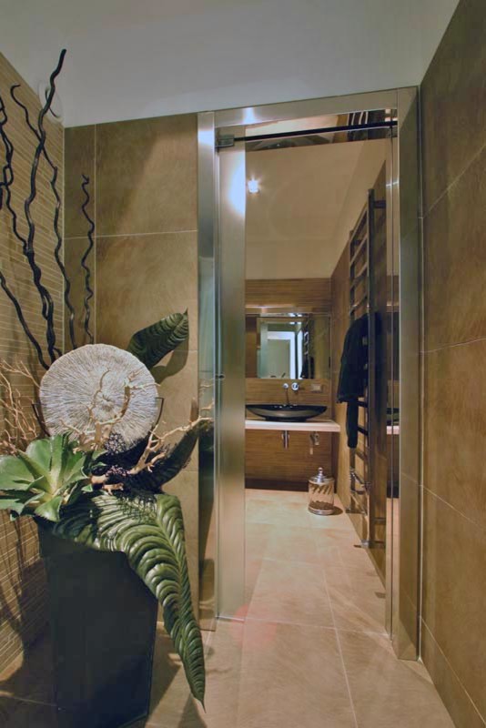 Стильный дизайн: большая главная ванная комната в современном стиле с накладной раковиной, открытыми фасадами, белыми фасадами, столешницей из искусственного кварца, душем в нише, инсталляцией, бежевой плиткой, керамической плиткой, бежевыми стенами и полом из керамической плитки - последний тренд