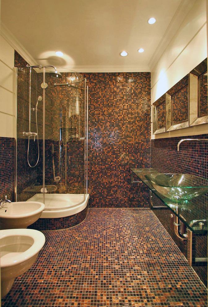 Пример оригинального дизайна: большая главная ванная комната в современном стиле с стеклянной столешницей, угловым душем, инсталляцией, коричневой плиткой, плиткой мозаикой, коричневыми стенами, полом из мозаичной плитки и настольной раковиной