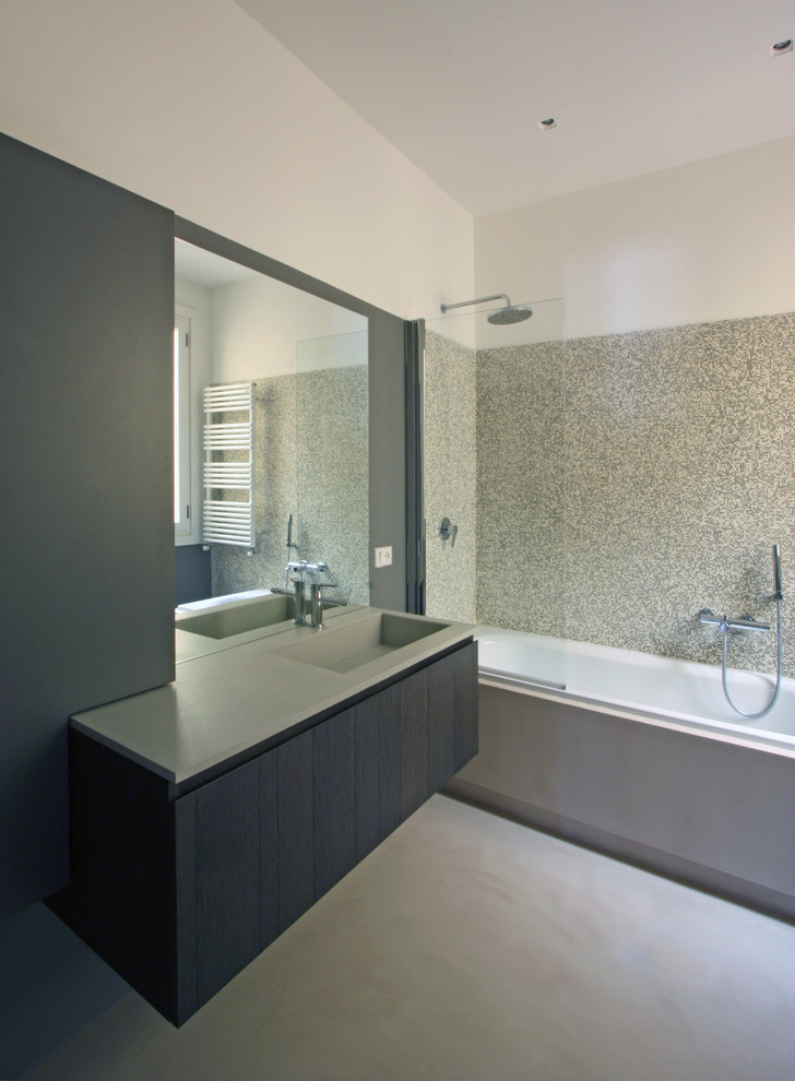 Idéer för mellanstora funkis en-suite badrum, med ett nedsänkt handfat, möbel-liknande, skåp i mörkt trä, bänkskiva i betong, ett platsbyggt badkar, en vägghängd toalettstol, grå kakel, mosaik, grå väggar och betonggolv