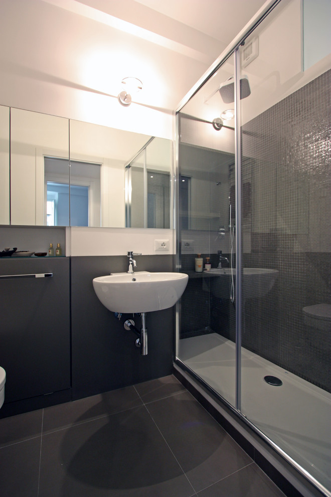 Kleines Modernes Duschbad mit Waschtischkonsole, Duschnische, Wandtoilette, grauen Fliesen, Keramikfliesen, grauer Wandfarbe und Keramikboden in Rom
