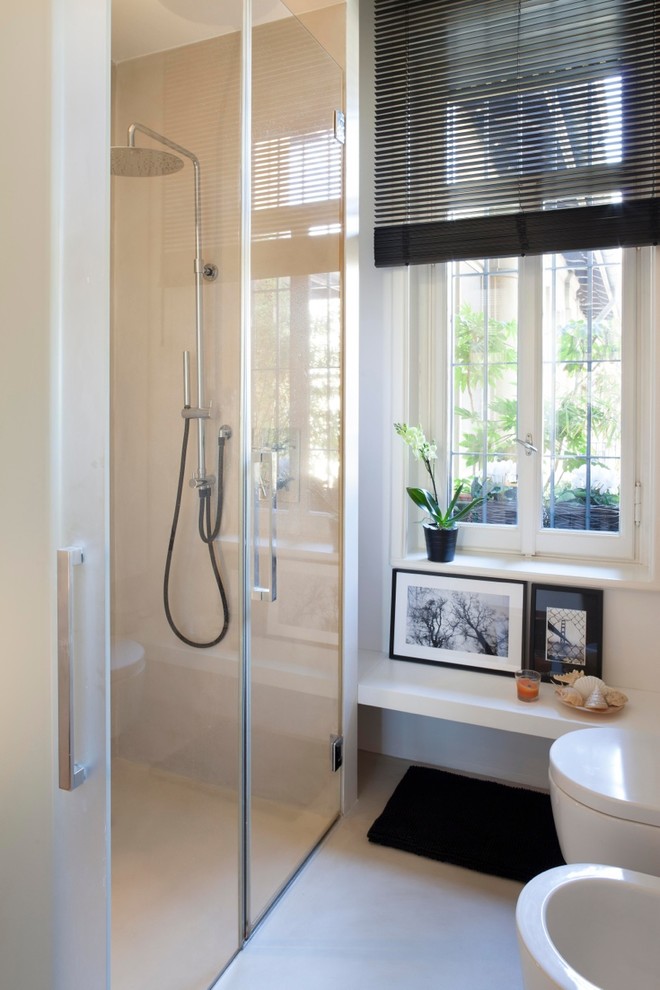 Foto di una stanza da bagno design con doccia alcova, WC a due pezzi, pareti bianche, pavimento in cemento e pavimento beige