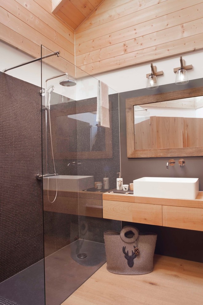 Idee per una stanza da bagno padronale rustica di medie dimensioni con ante in legno chiaro, doccia ad angolo, piastrelle grigie, piastrelle a mosaico, parquet chiaro, top in legno, pavimento beige e top beige
