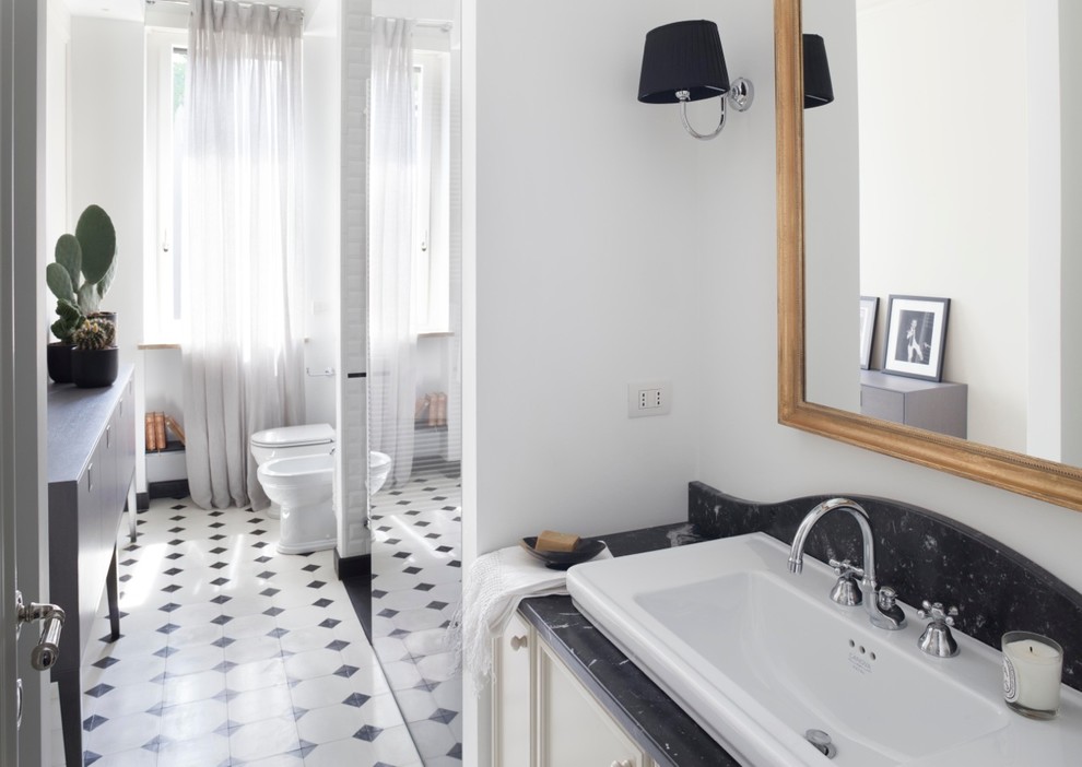 Immagine di una stanza da bagno minimalista con doccia alcova e pavimento in cementine