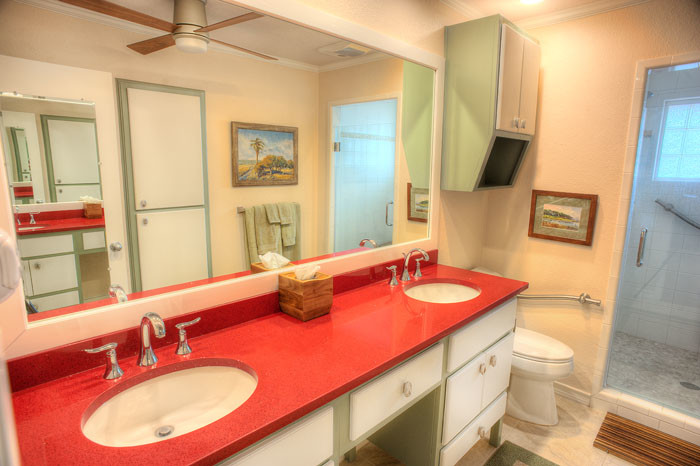 Пример оригинального дизайна: главная ванная комната среднего размера в современном стиле с фасадами островного типа, столешницей из кварцита, желтыми стенами, полом из травертина, зелеными фасадами, душевой комнатой, унитазом-моноблоком, бежевой плиткой, керамогранитной плиткой и врезной раковиной