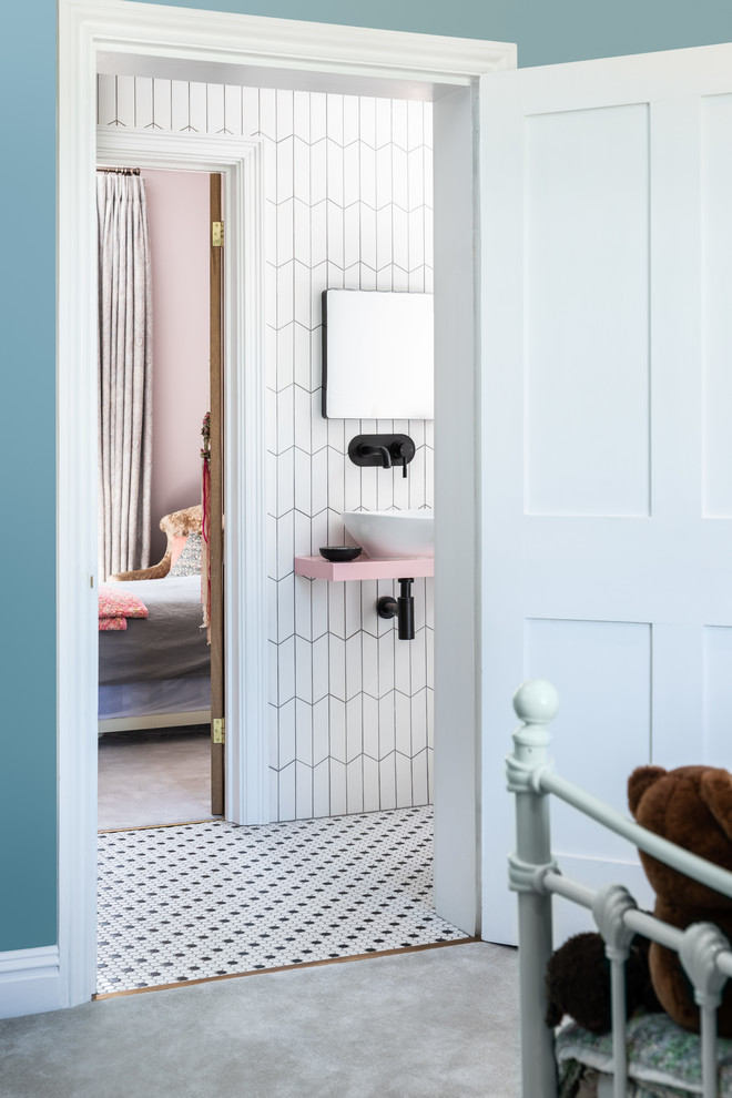 На фото: детская ванная комната в современном стиле с белой плиткой, белыми стенами, полом из мозаичной плитки, настольной раковиной, белым полом и розовой столешницей с