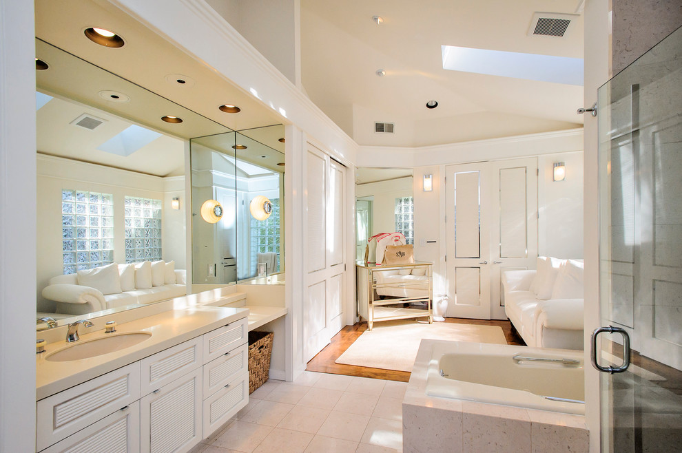 Пример оригинального дизайна: ванная комната в классическом стиле с фасадами в стиле шейкер