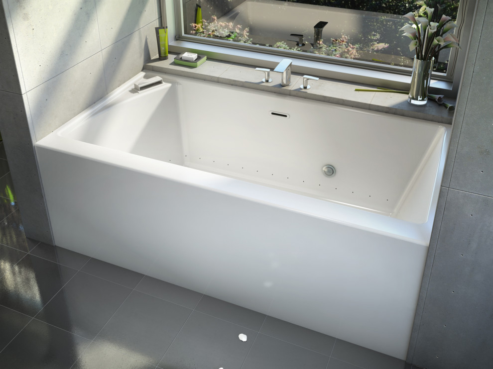 Idee per una stanza da bagno industriale con vasca ad alcova, pareti grigie e pavimento con piastrelle in ceramica