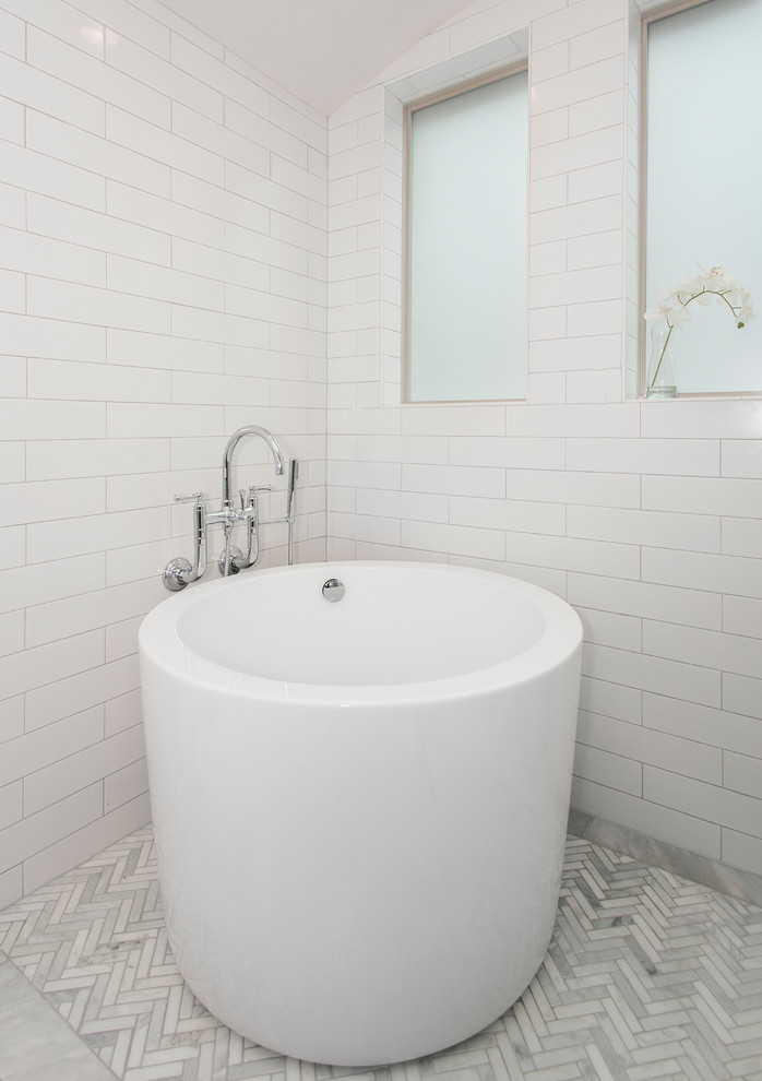 Inredning av ett klassiskt mellanstort vit vitt en-suite badrum, med luckor med upphöjd panel, grå skåp, ett japanskt badkar, en öppen dusch, en toalettstol med separat cisternkåpa, beige kakel, keramikplattor, beige väggar, marmorgolv, ett undermonterad handfat, bänkskiva i kvarts, grått golv och med dusch som är öppen