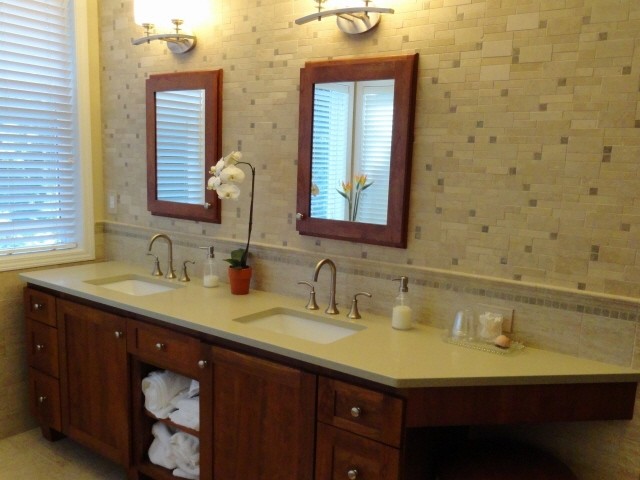 Modelo de cuarto de baño principal minimalista grande con lavabo bajoencimera, armarios tipo mueble, puertas de armario de madera en tonos medios, encimera de cuarzo compacto, bañera encastrada, ducha empotrada, sanitario de una pieza, baldosas y/o azulejos amarillos, baldosas y/o azulejos en mosaico, paredes amarillas y suelo de baldosas de porcelana
