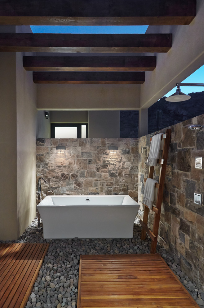 Идея дизайна: большая главная ванная комната в стиле фьюжн с плоскими фасадами, белыми фасадами, отдельно стоящей ванной, открытым душем, раздельным унитазом, серой плиткой, плиткой из известняка, бежевыми стенами, полом из керамогранита, накладной раковиной, столешницей из известняка, серым полом и открытым душем
