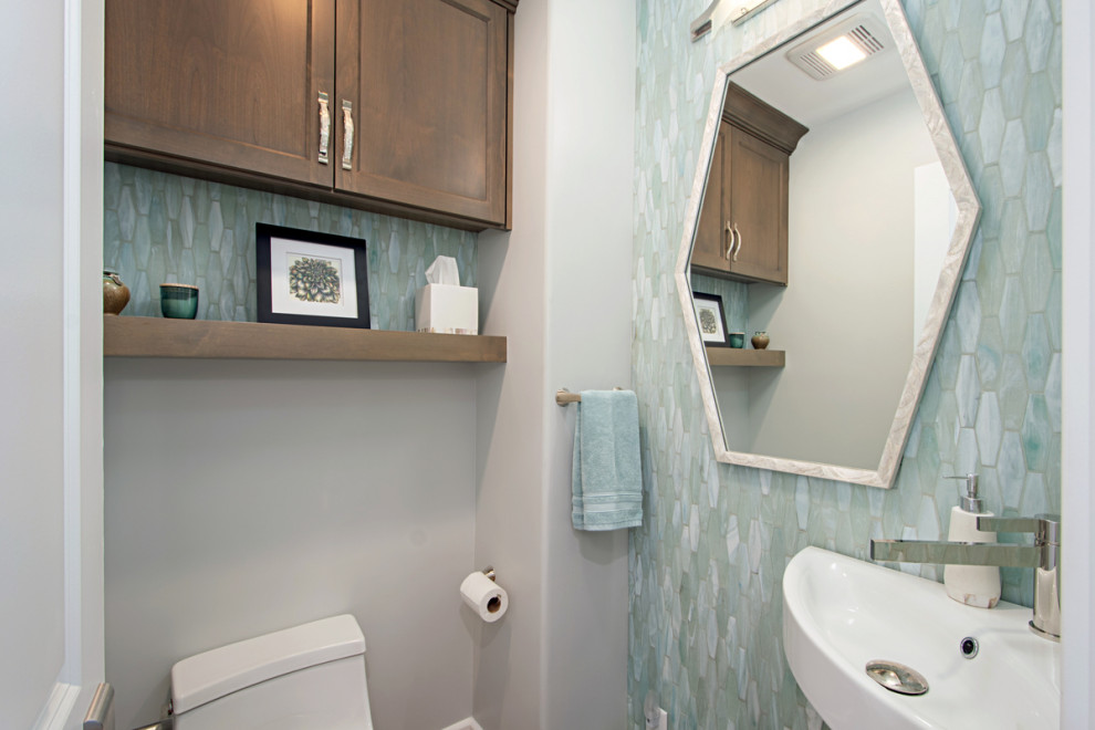 Idéer för ett litet maritimt badrum, med luckor med infälld panel, skåp i mellenmörkt trä, blå kakel, glaskakel, grå väggar, ljust trägolv och brunt golv