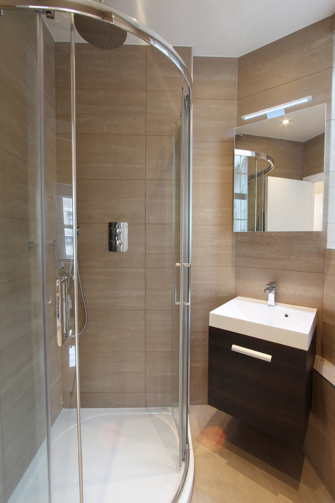 Idéer för mellanstora funkis badrum med dusch, med en hörndusch, en toalettstol med hel cisternkåpa, brun kakel, porslinskakel, bruna väggar, klinkergolv i porslin och ett konsol handfat
