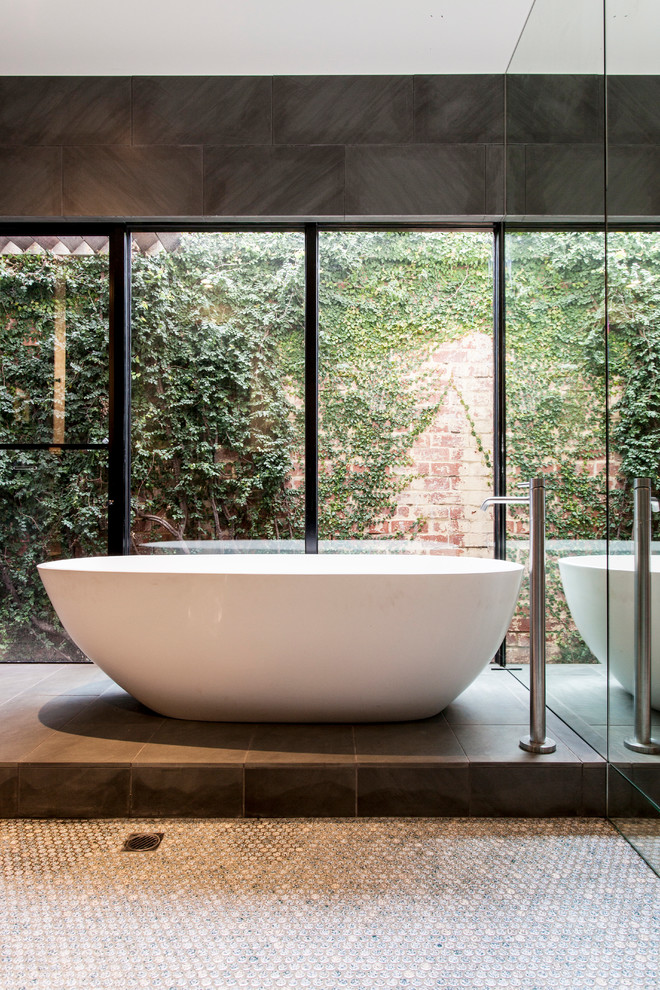 Ispirazione per una stanza da bagno contemporanea con pavimento con piastrelle a mosaico e vasca freestanding