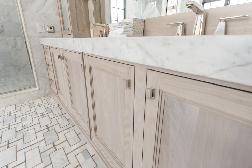 Ispirazione per una grande stanza da bagno padronale stile marino con ante in legno chiaro, piastrelle bianche e top in marmo