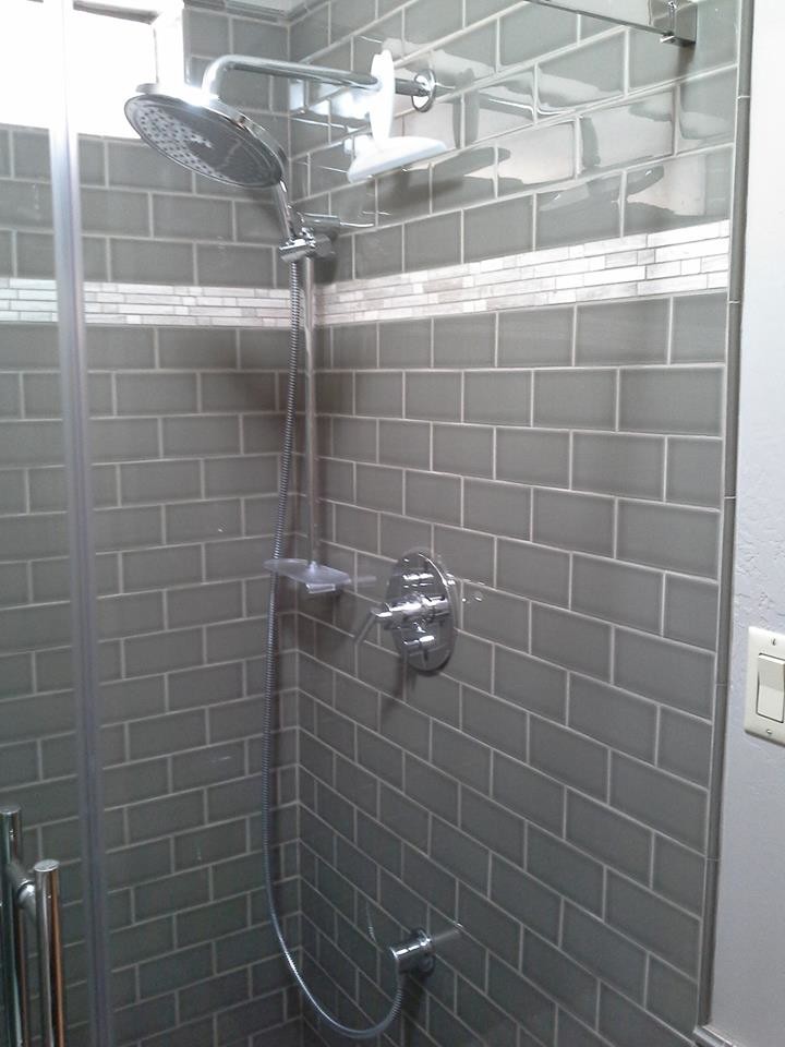 Exempel på ett stort klassiskt en-suite badrum, med luckor med profilerade fronter, skåp i mörkt trä, grå kakel, tunnelbanekakel, grå väggar, klinkergolv i porslin, ett undermonterad handfat, bänkskiva i kvarts och grått golv