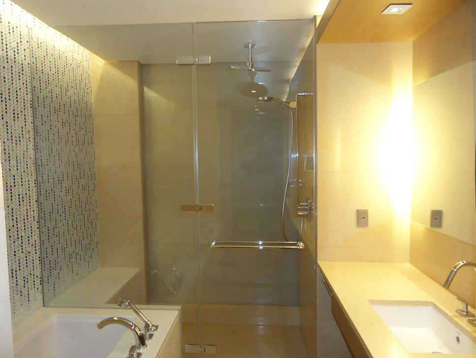 Foto di una stanza da bagno padronale contemporanea di medie dimensioni con vasca ad alcova, doccia a filo pavimento, pareti beige e lavabo integrato