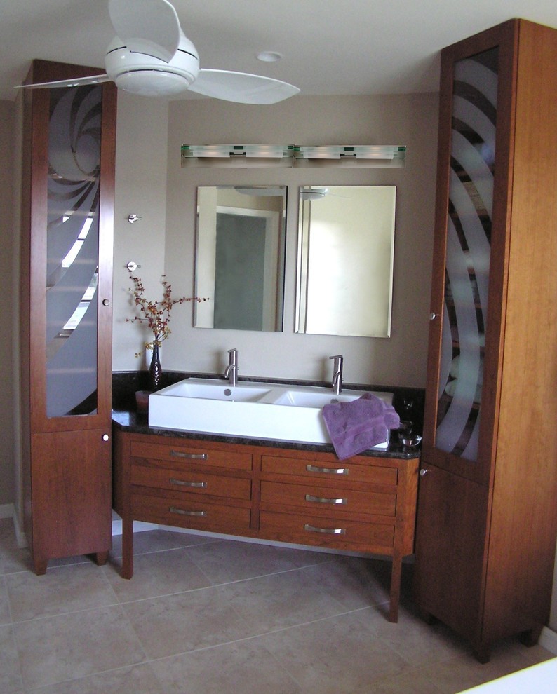Inspiration för mellanstora moderna en-suite badrum, med ett nedsänkt handfat, möbel-liknande, skåp i mellenmörkt trä, granitbänkskiva, ett platsbyggt badkar, en öppen dusch, en toalettstol med separat cisternkåpa, beige väggar och klinkergolv i keramik