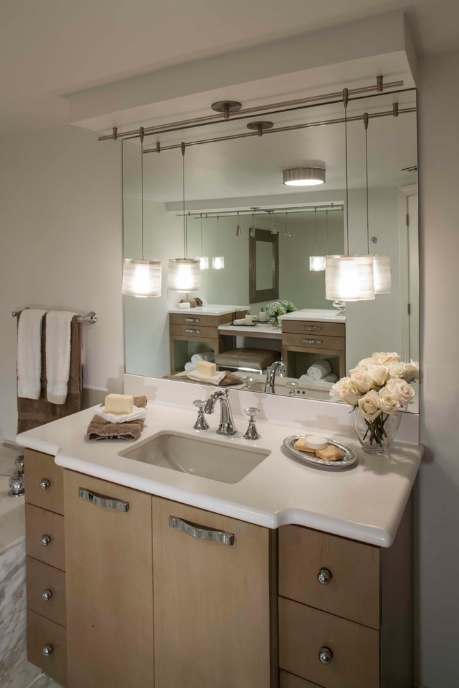 Foto di una stanza da bagno padronale contemporanea di medie dimensioni con lavabo sottopiano, consolle stile comò, ante beige, top in vetro, vasca da incasso, pareti bianche e pavimento con piastrelle a mosaico