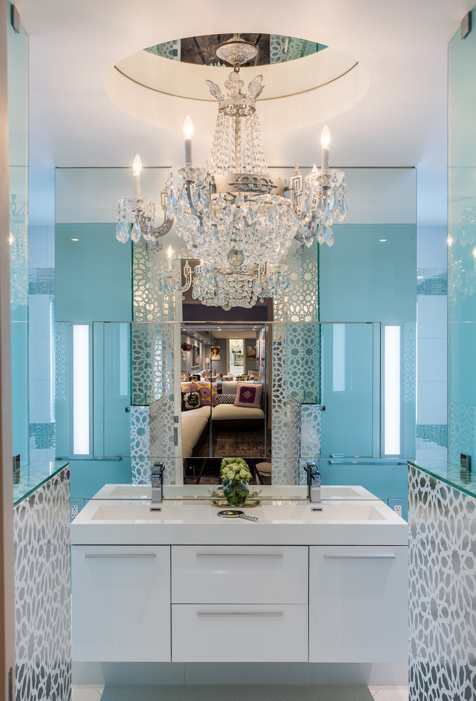 Idee per una grande stanza da bagno per bambini bohémian con ante lisce, ante bianche, pareti blu, pavimento con piastrelle a mosaico, top in quarzo composito e pavimento bianco