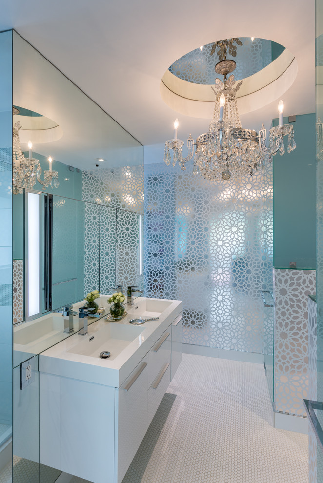 Modelo de cuarto de baño infantil bohemio grande con armarios con paneles lisos, puertas de armario blancas, encimera de cuarzo compacto, paredes azules, suelo con mosaicos de baldosas, lavabo integrado y suelo blanco